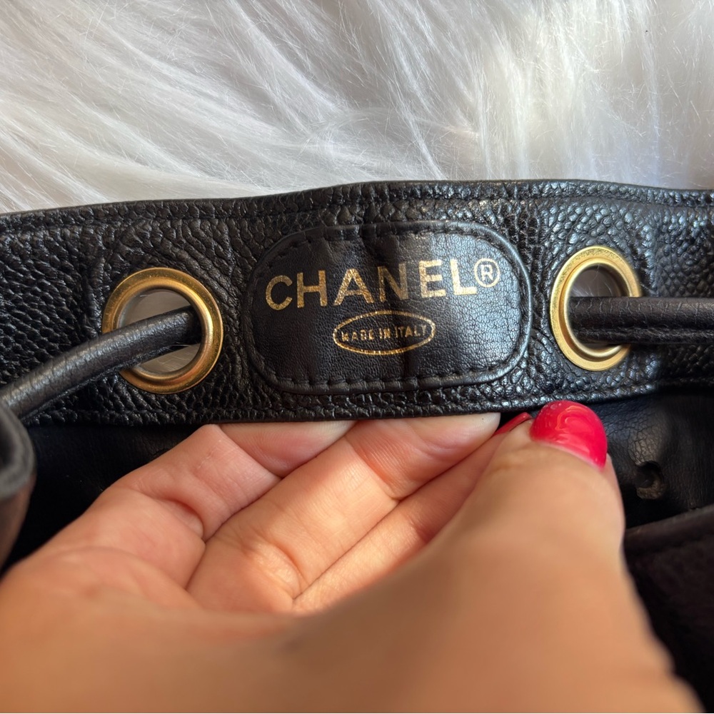 Authentic CHANEL perforated bucket black leather with pouch - Picture 9 of 15